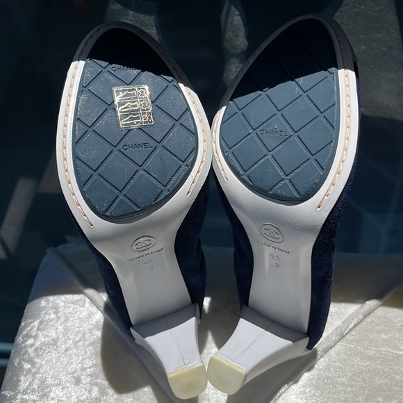 Authentic NWOB CHANEL Navy Blue Suede/White Leather Elastic Ballet Heels - Picture 7 of 16